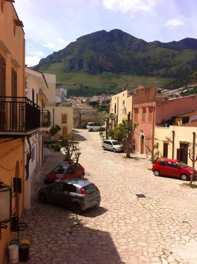Seaside Retreat: 2-Bedroom Apartment with Wi-Fi in Castellammare del Golfo
