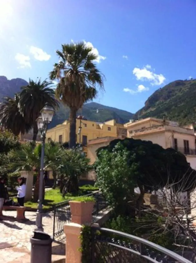 Seaside Retreat: 2-Bedroom Apartment with Wi-Fi in Castellammare del Golfo