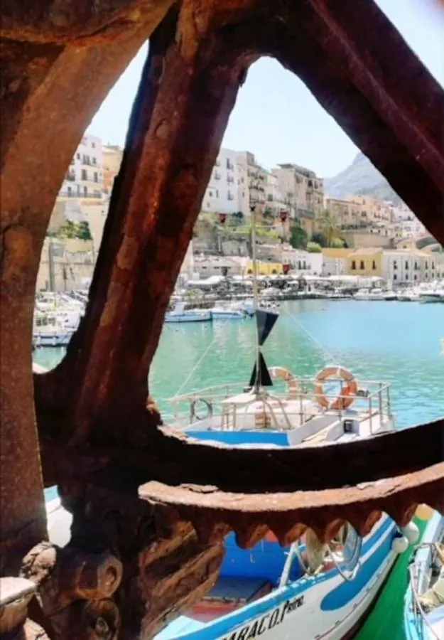 Seaside Retreat: 2-Bedroom Apartment with Wi-Fi in Castellammare del Golfo