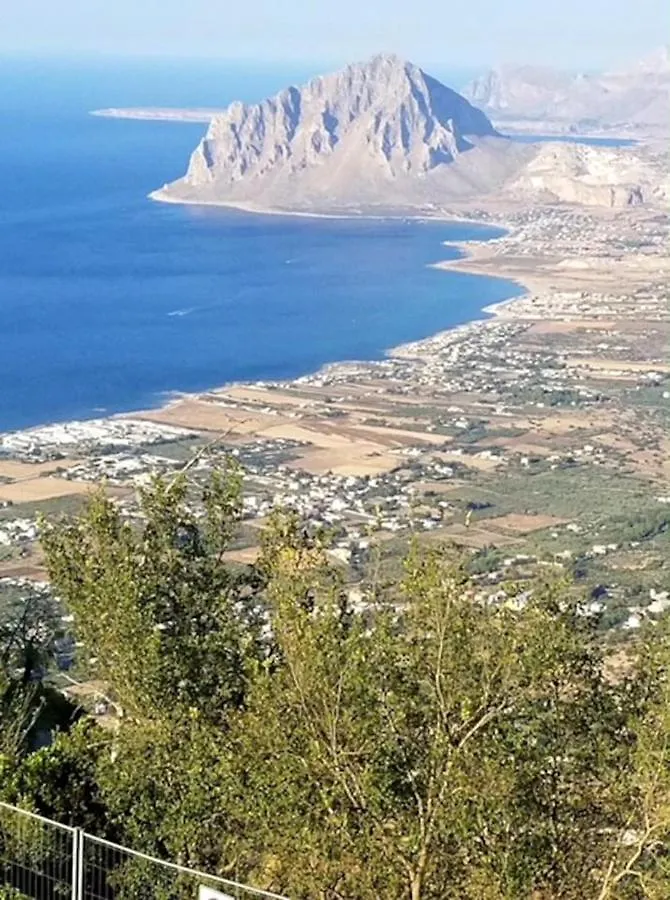 Seaside Retreat: 2-Bedroom Apartment with Wi-Fi in Castellammare del Golfo