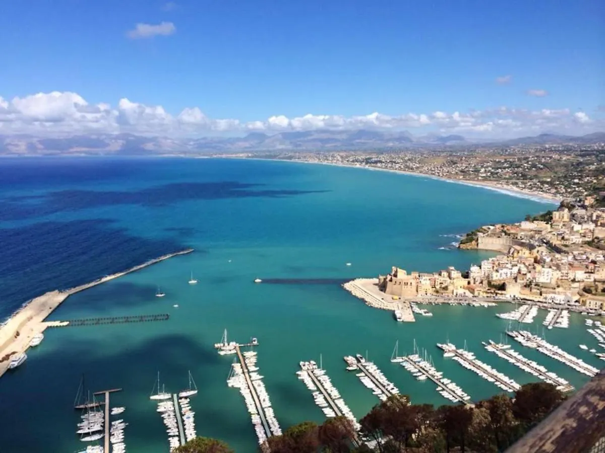 Seaside Retreat: 2-Bedroom Apartment with Wi-Fi in Castellammare del Golfo Italy