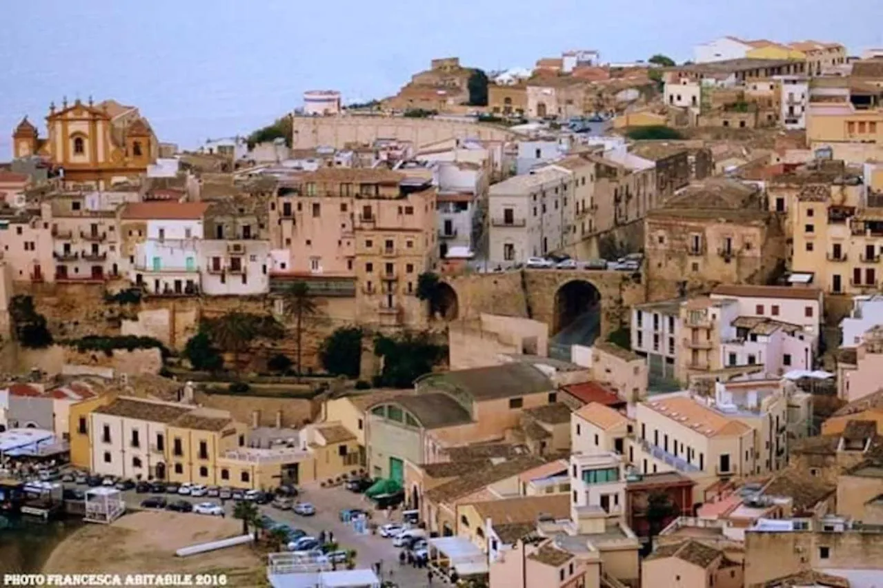 Seaside Retreat: 2-Bedroom Apartment with Wi-Fi in Castellammare del Golfo 0*,
