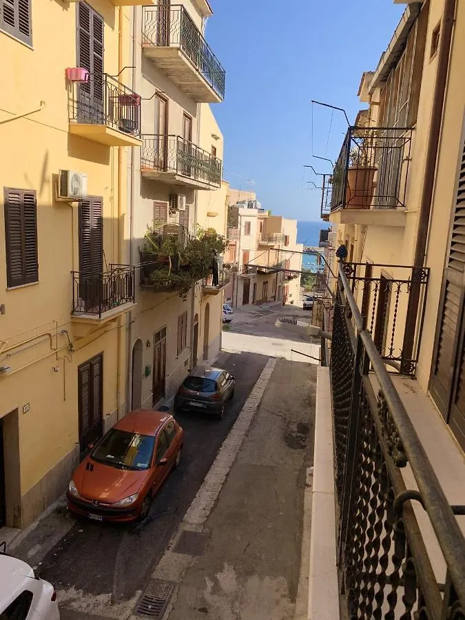 Seaside Retreat: 2-Bedroom Apartment with Wi-Fi in Castellammare del Golfo